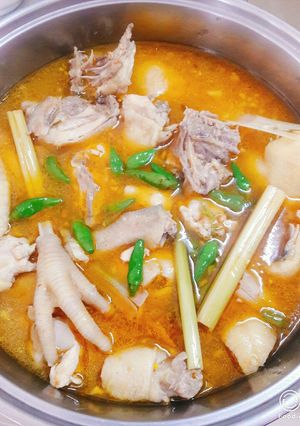 Hình của món Lẩu gà ớt hiểm nấu bằng gia vị lẩu thái nêm sẵn.