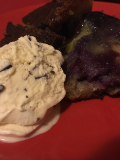 Una foto de Brownie de chocolate blanco y arándanos con helado