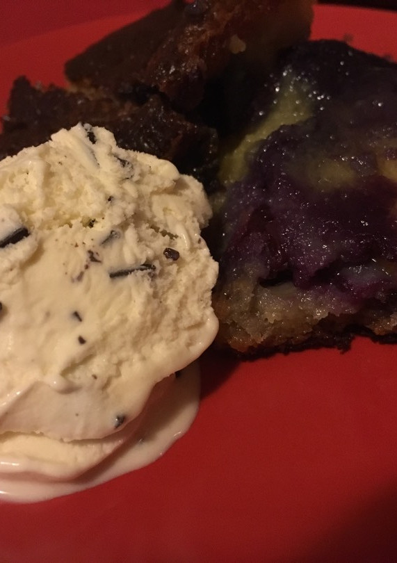 Una foto de Brownie de chocolate blanco y arándanos con helado