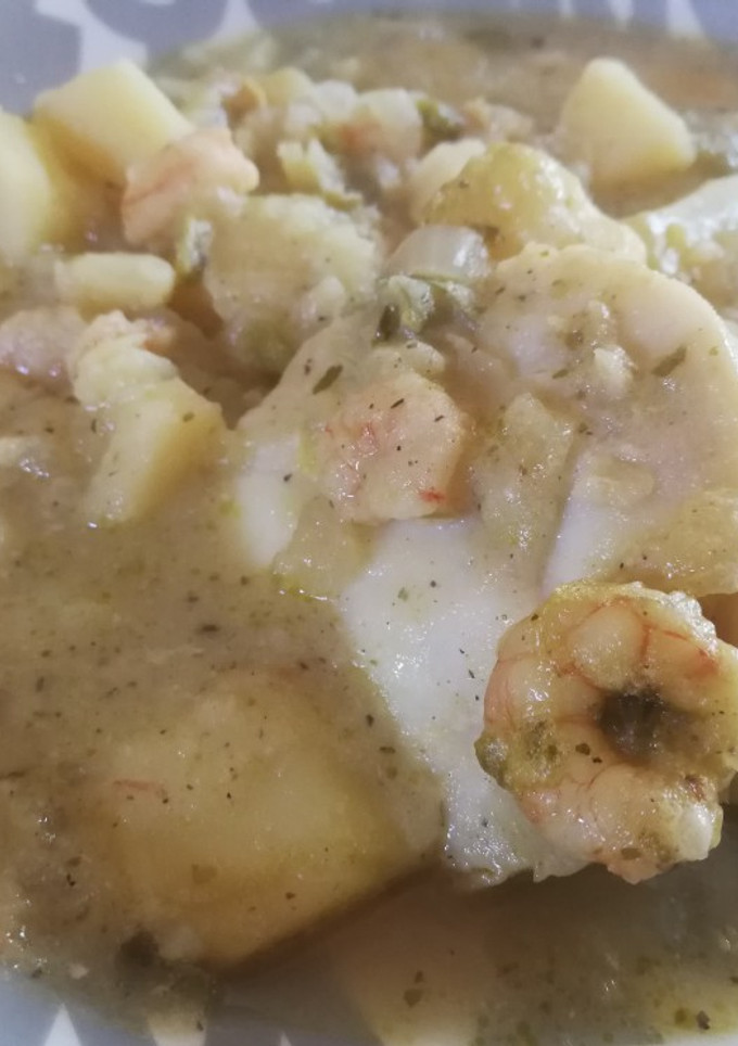 Una foto de Hervido de medallones de merluza y gambas 🐟🦐