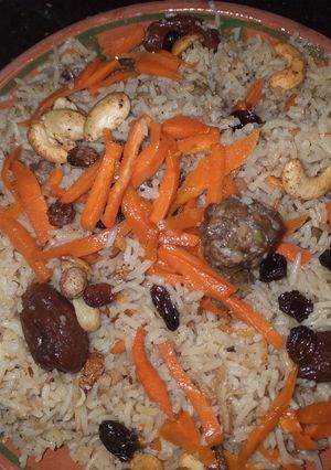 A picture of Afghani meatballs pulao.