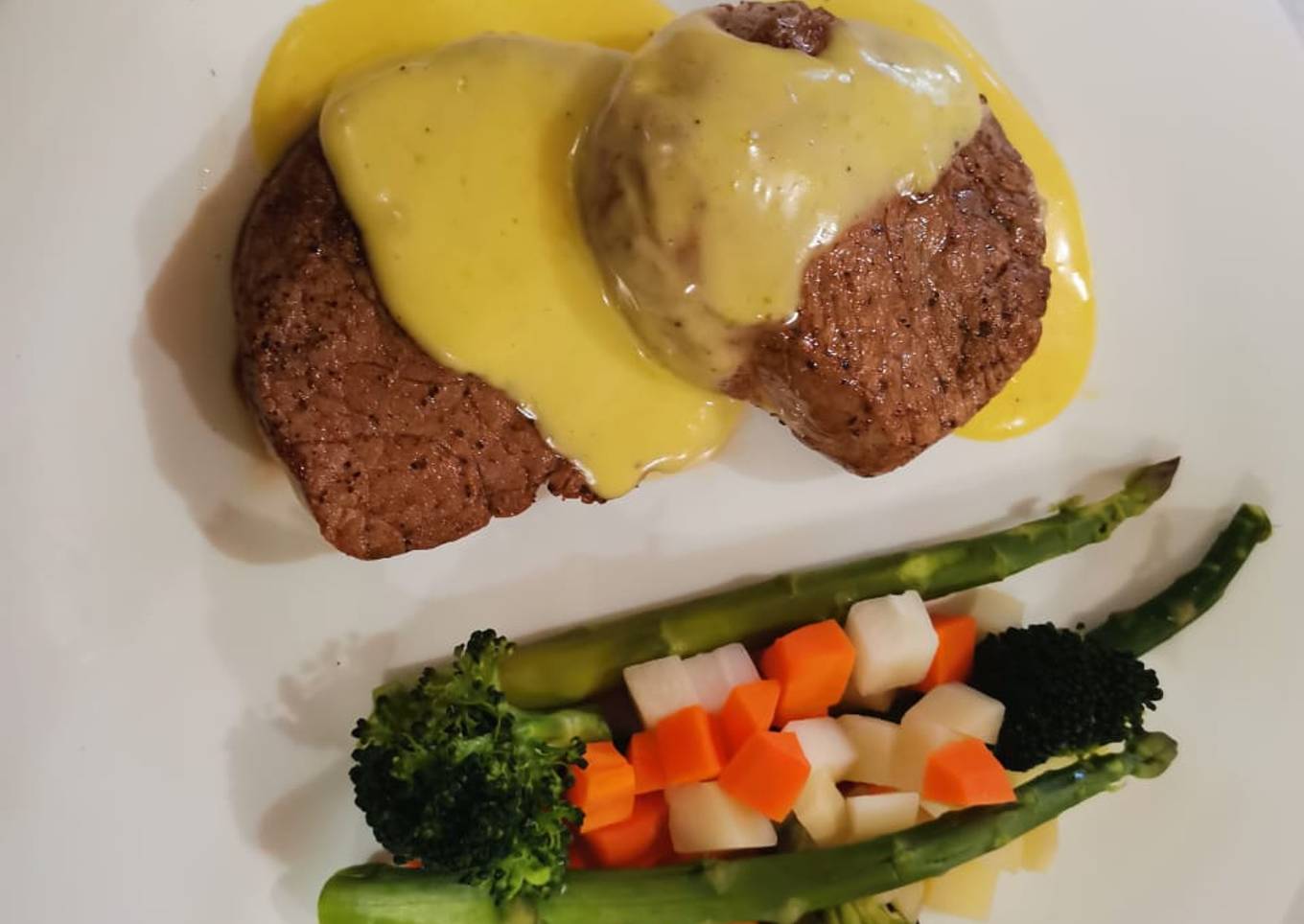 Medallones de res sellados con salsa holandesa y verduras al vapor
