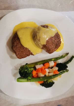 Una foto de Medallones de res sellados con salsa holandesa y verduras al vapor