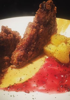 Una foto de Crujiente de pavo entre dos salsas