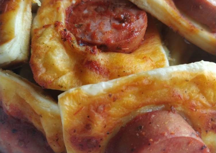 Кнопочки из соленого теста, сосисками и соусом Чардаш под фильм