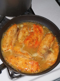 Una foto de Pescado con limón 🍋 y vino blanco