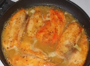 Una foto de Pescado con limón 🍋 y vino blanco