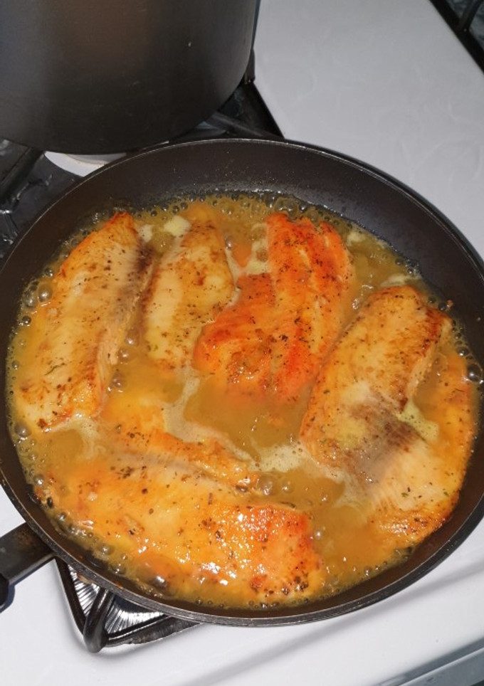 Una foto de Pescado con limón 🍋 y vino blanco