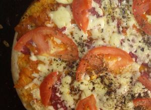 Una foto de Pizza con salame y queso sardo 😍😋🍕