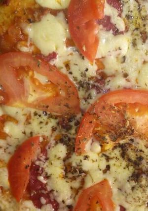 Una foto de Pizza con salame y queso sardo 😍😋🍕