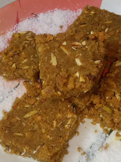મેથી પાક (Methi Paak Recipe In Gujarati) રેસીપી મુખ્ય ફોટો
