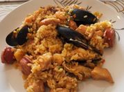 Una foto de paella tradicional