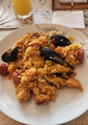 Una foto de Paella Chileno-Valenciana