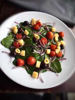 Una foto de Ensalada de espinaca y olivas negras