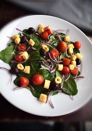 Una foto de Ensalada de espinaca y olivas negras