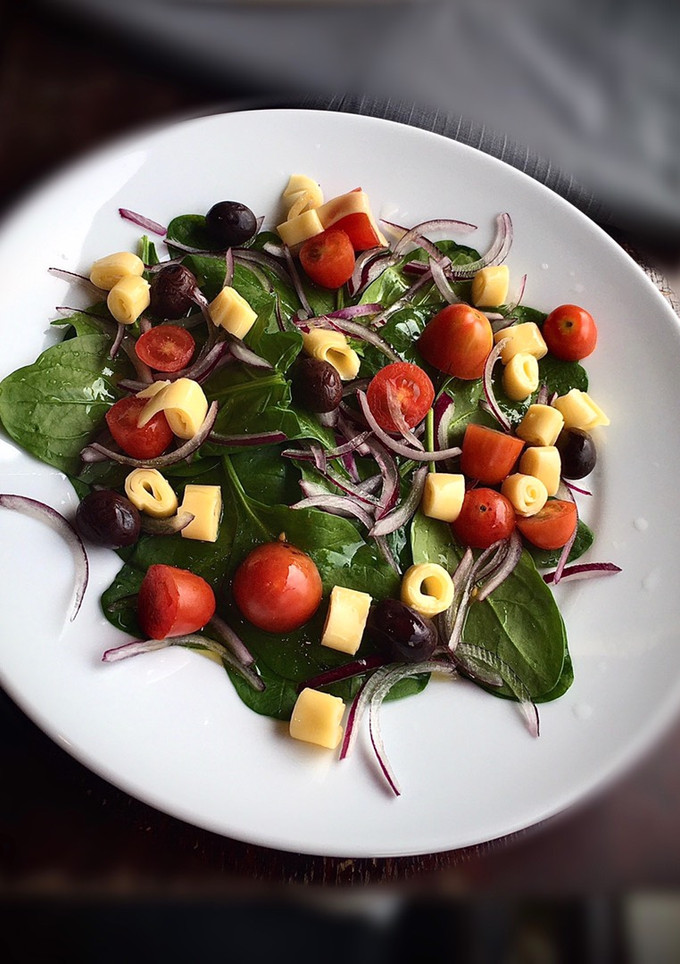 Una foto de Ensalada de espinaca y olivas negras