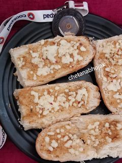 गार्लिक ब्रेड (Garlic Bread Recipe In Marathi) रेसिपी चे मुख्य फोटो