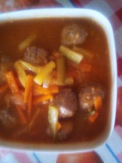 Una foto de Albóndigas de res en caldo
