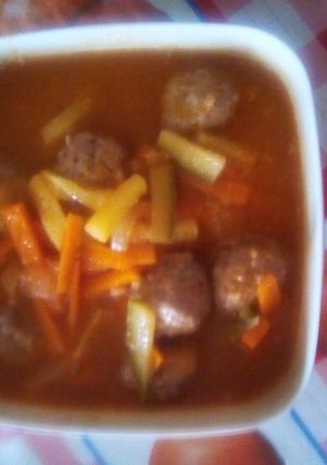 Una foto de Albóndigas de res en caldo