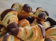 Una foto de croissant de hojaldre chocolate