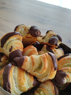 Una foto de Croissant pistacho bajo azúcar