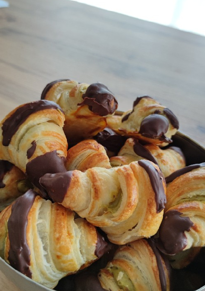 Una foto de Croissant pistacho bajo azúcar
