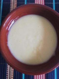 Una foto de Mahonesa casera a mano. La de siempre
