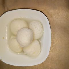 A picture of सफेद रसगुल्ला (छैना).