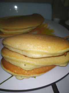 Una foto de Hot Cakes con salsa de chocolate y dulce de leche