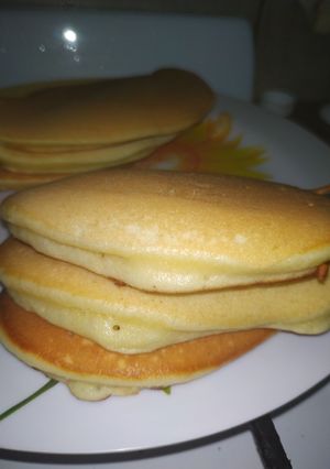 Una foto de Hot Cakes con salsa de chocolate y dulce de leche