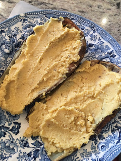 Una foto de Berenjena asada con hummus