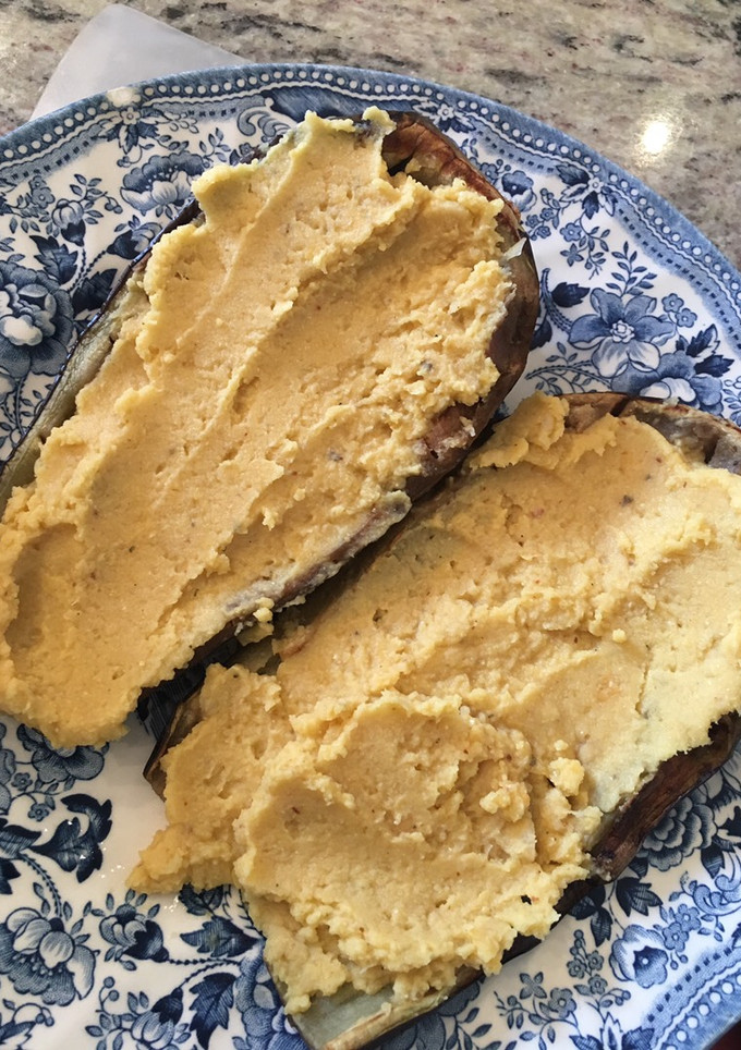 Una foto de Berenjena asada con hummus