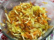 Una foto de ensalada con repollo blanco