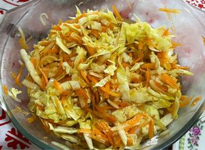 Una foto de Ensalada de Repollo y zanahoria (Krautsalat)