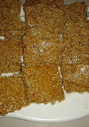 A picture of Till gur chikki.