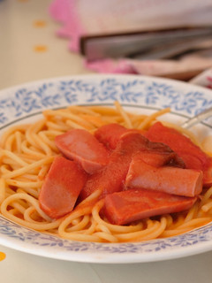 Una foto de Salchichas y pasta con chipotle😍