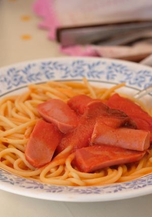 Una foto de Salchichas y pasta con chipotle😍