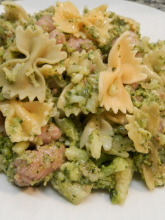 Una foto de Brécol con salchichas y pasta de colores lacitos