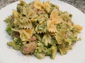 Una foto de Brécol con salchichas y pasta de colores lacitos