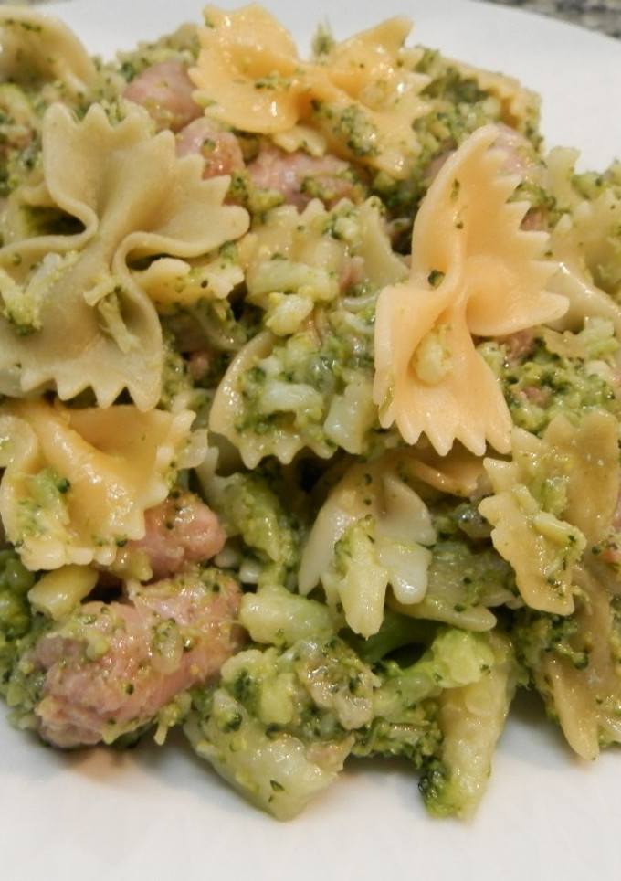 Una foto de Brécol con salchichas y pasta de colores lacitos
