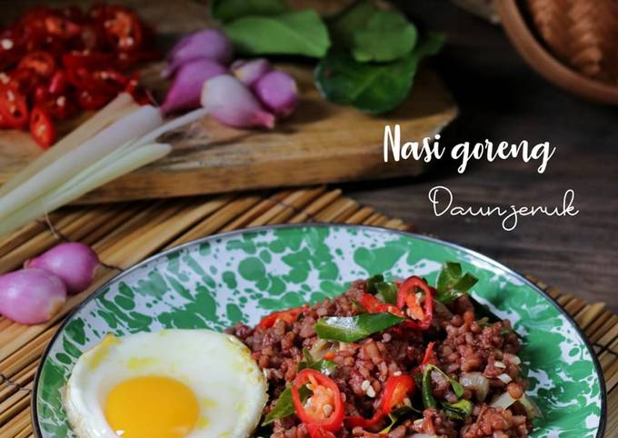 Nasi goreng aroma daun jeruk dan serai