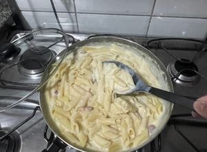 Foto de Macarrão Calabresa e Bacon, ao molho de batata e queijo