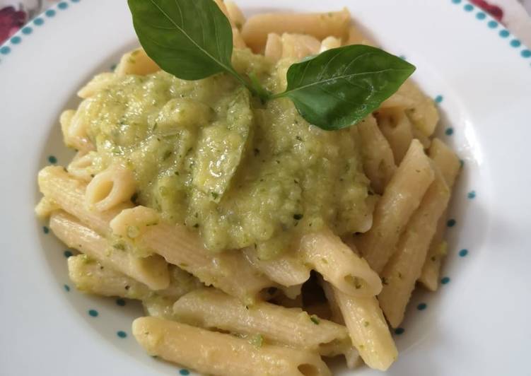 Pasta con pesto di zucchine