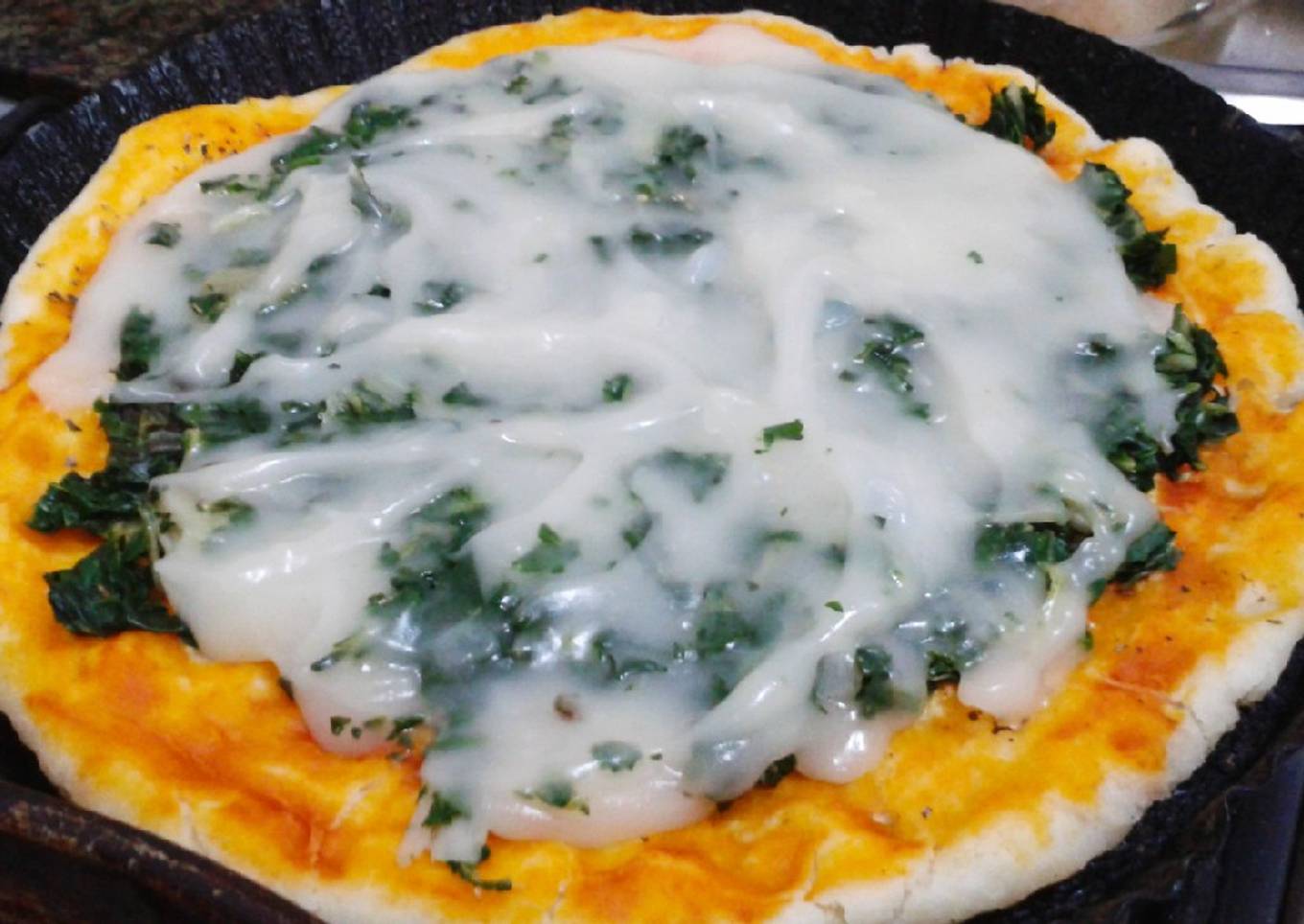 Pizza de espinaca con salsa blanca (sin gluten ni lácteos)