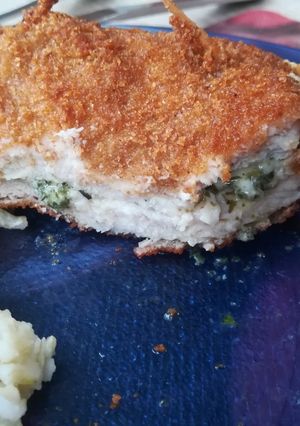 Zöldfűszeres vajkrémmel, sajttal töltött Rántott karaj recept fotója