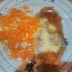 Una foto de Milanesa de pollo con salsa y queso + ensalada
