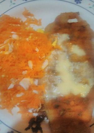 Una foto de Milanesa de pollo con salsa y queso + ensalada
