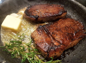 Rump steak házi fűszervajjal recept fotója