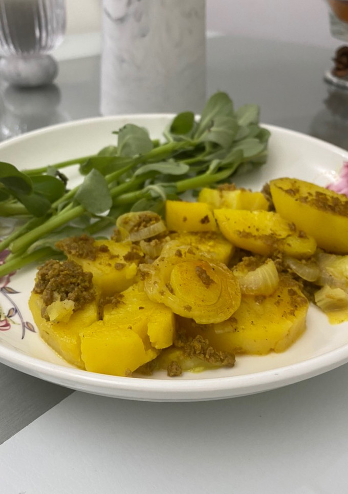 A picture of Potatoes and minced beef.