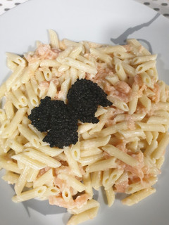 Una foto de Pasta con salmón y "caviar" rápida y fácil